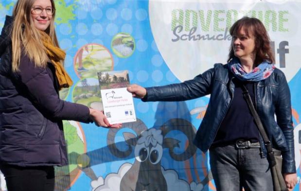 Lina Dening, LEADER Regionalmanagerin übergibt Plakette an Kristin Tödter