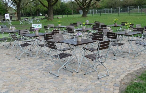 Auch die Terrasse ist gepflastert