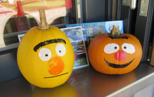 Ernie und Bert entspannen am Kiosk