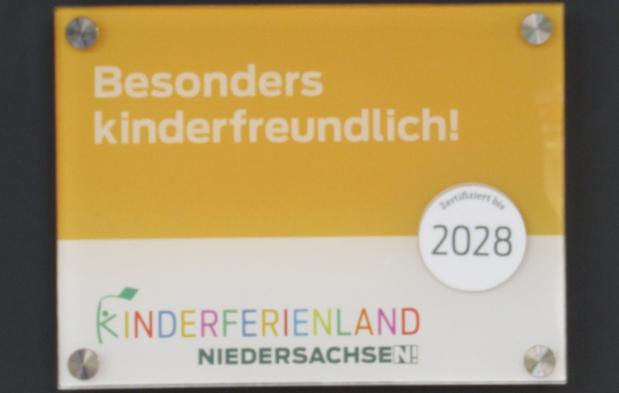 Das Schild schmückt jetzt den Kiosk