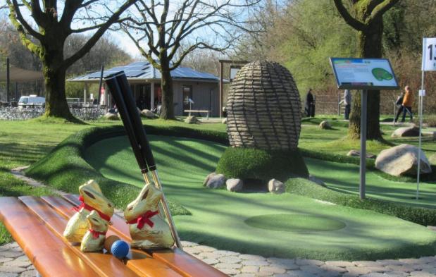 Osterrundgang 2026 - kurze Rast am Bienenkorb