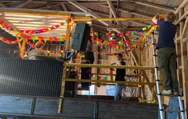„Knusti und Freunde“ beim Bau des Festwagens