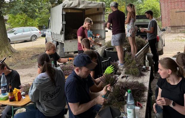 „Knusti und Freunde“ beim Bau des Festwagens